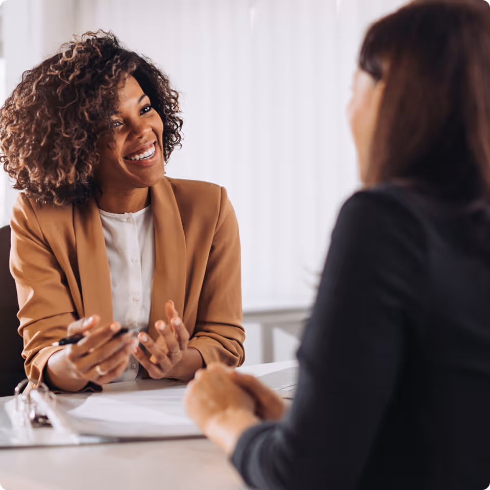 海外の女性と話す日本人女性