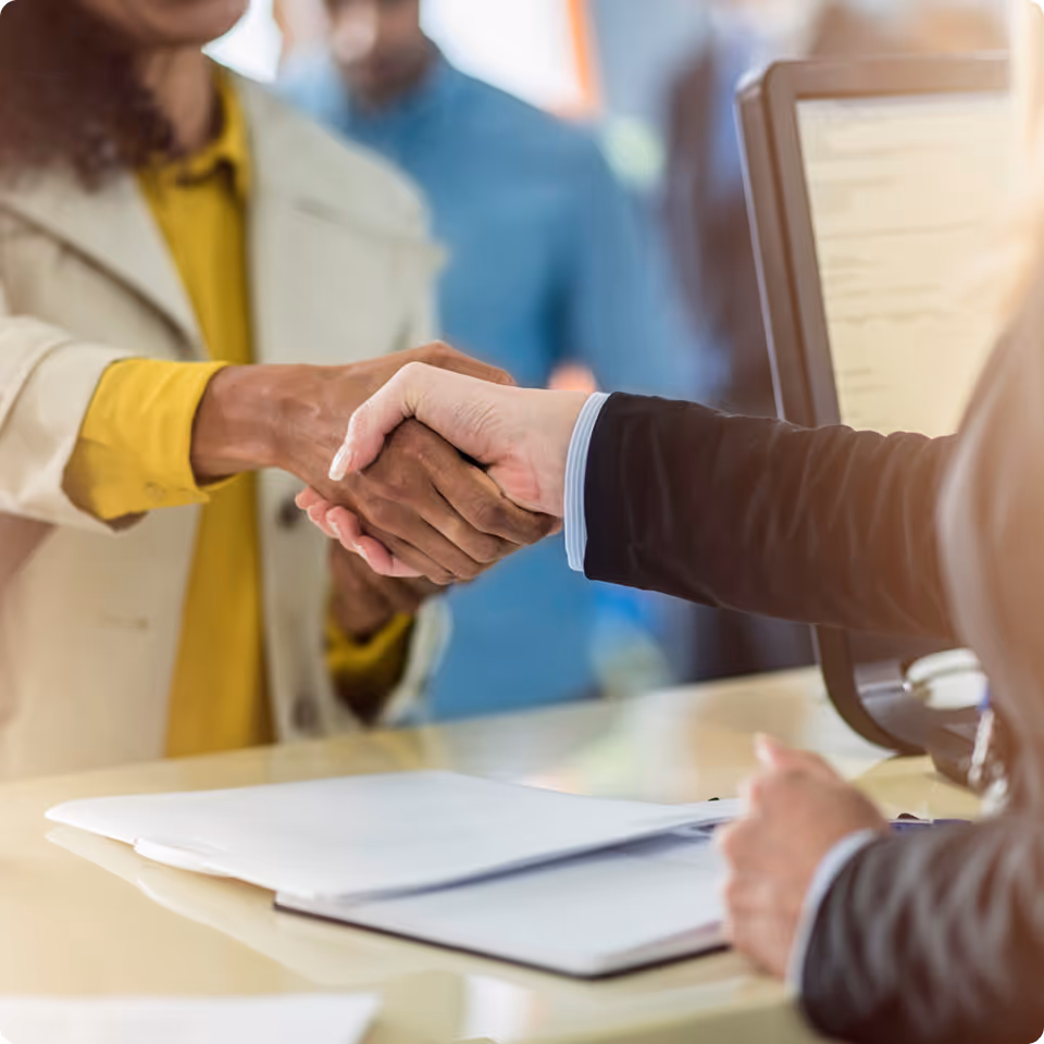 契約の合意として握手を交わす場面